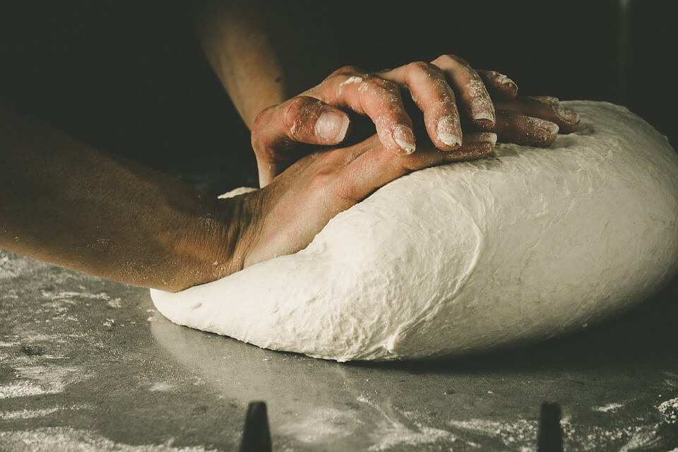 how to stretch pizza dough